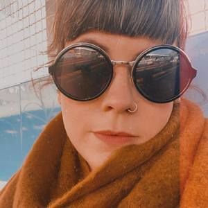 Meet your Posher, Caitlin